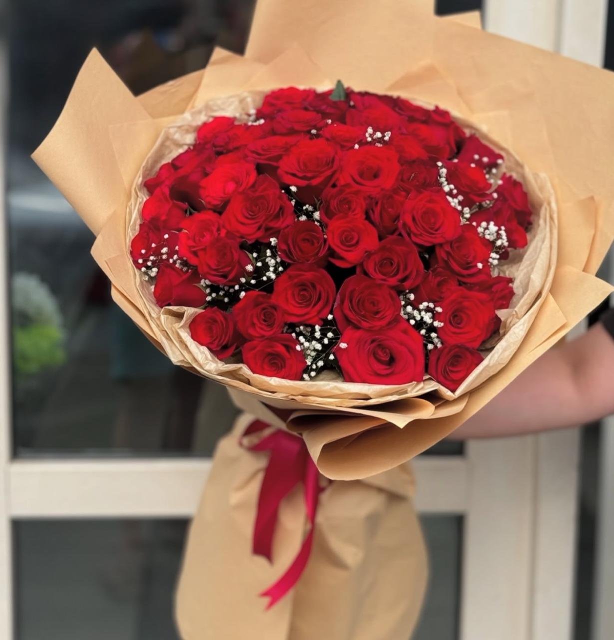 Buqetë me Trendafila të Kuq