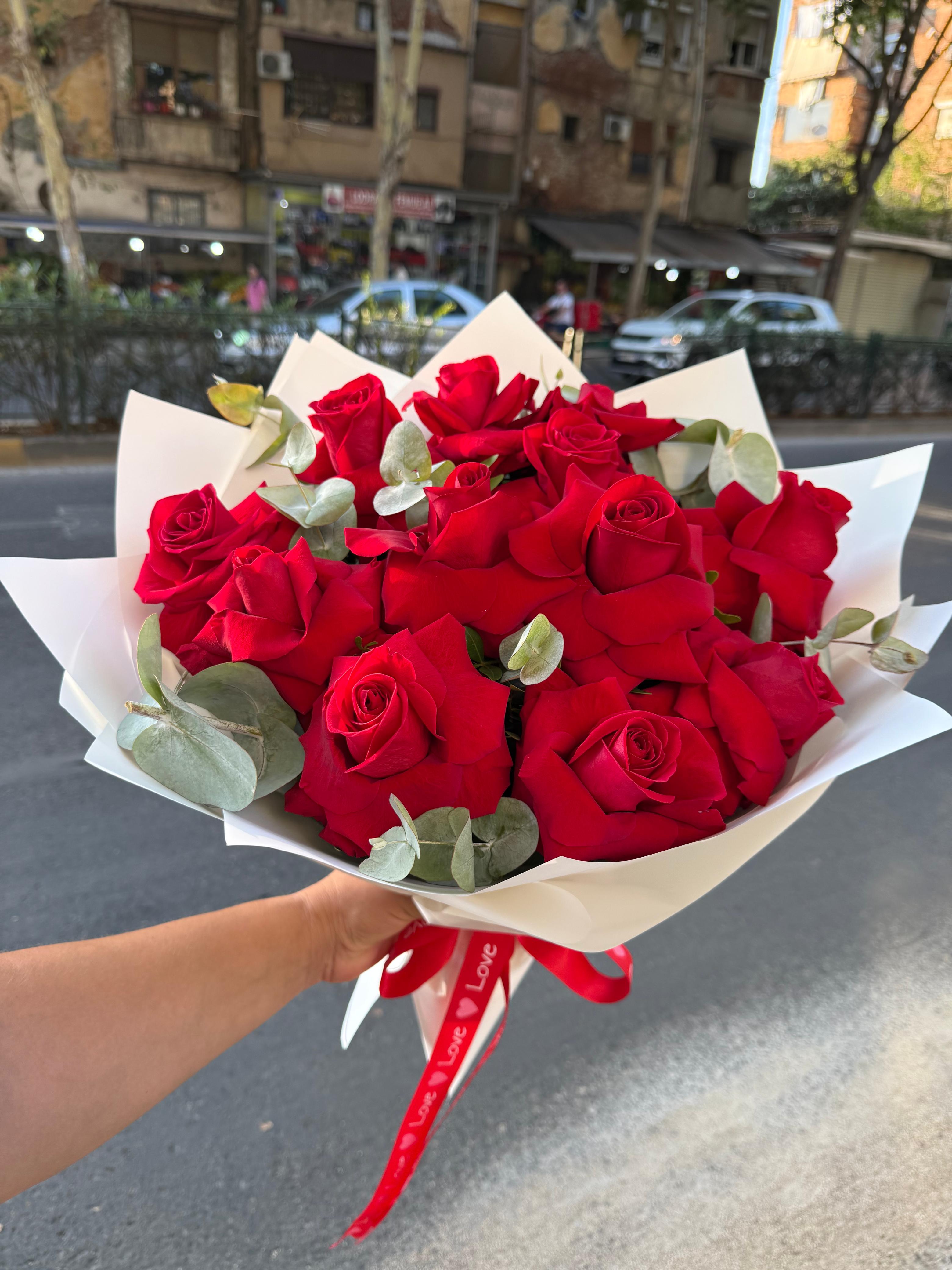 Buqetë me Trëndafila të Kuq