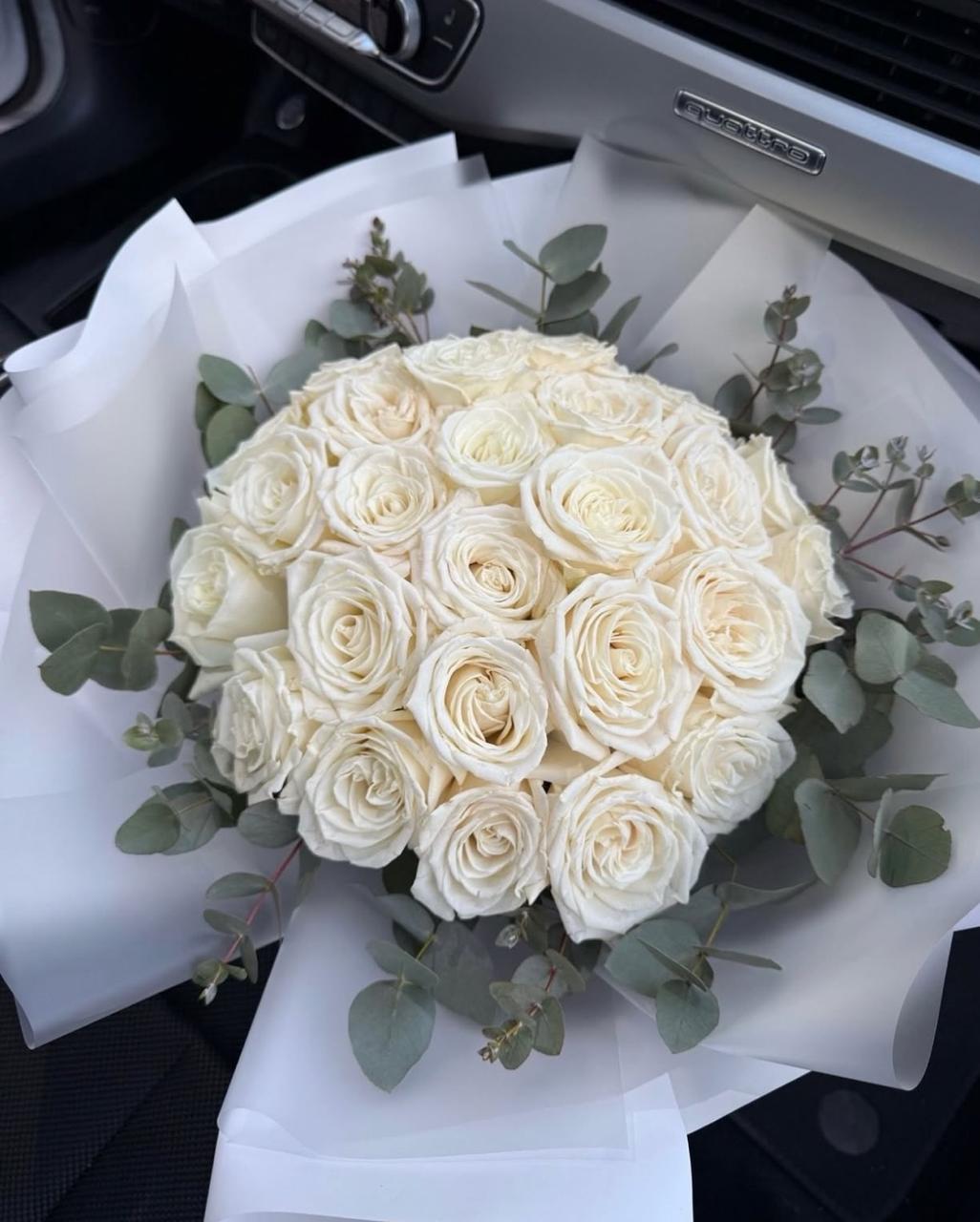 Buqetë me Trëndafila të Bardhë